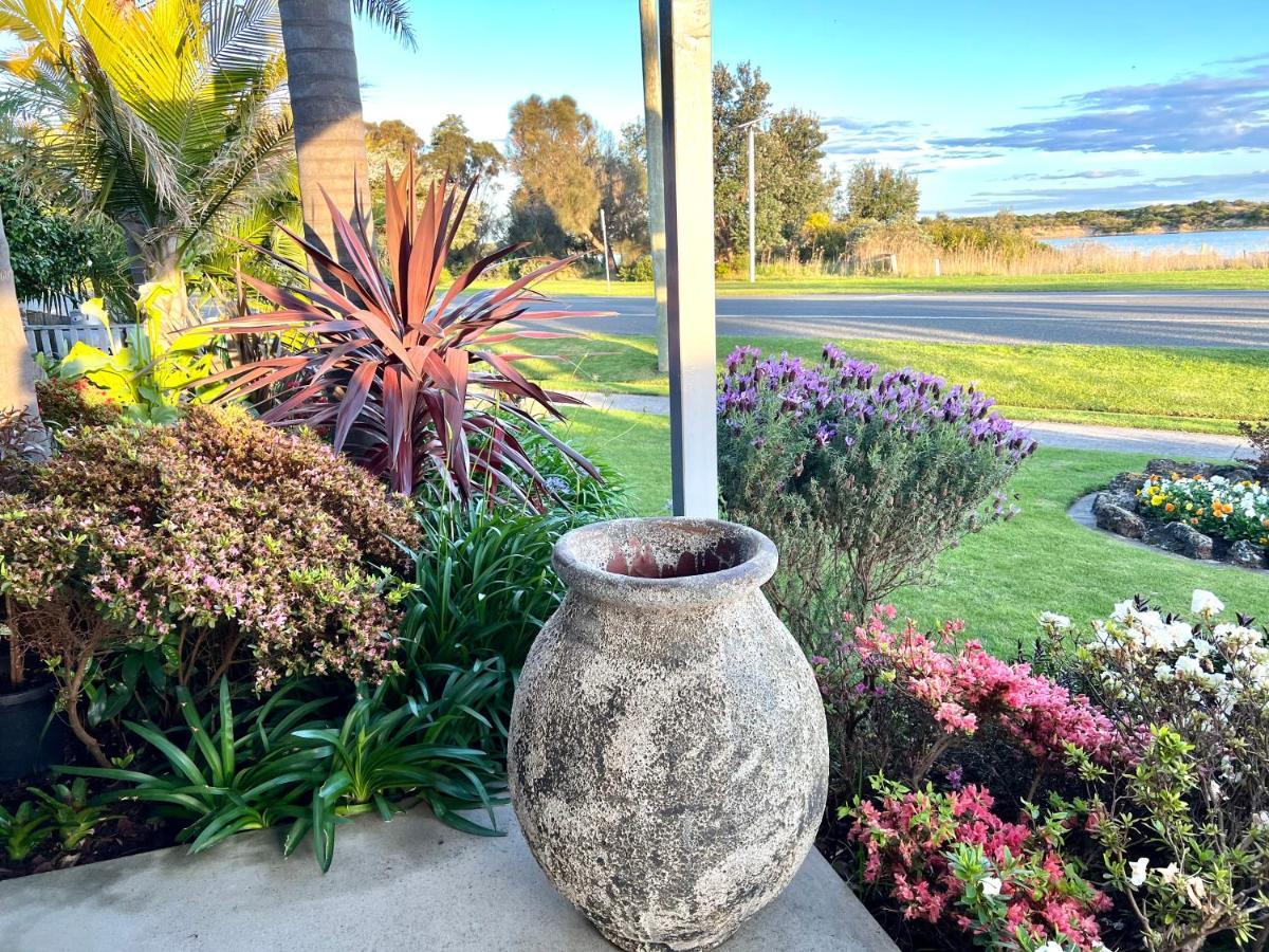 Coastal Waters Motor Inn Lakes Entrance Esterno foto
