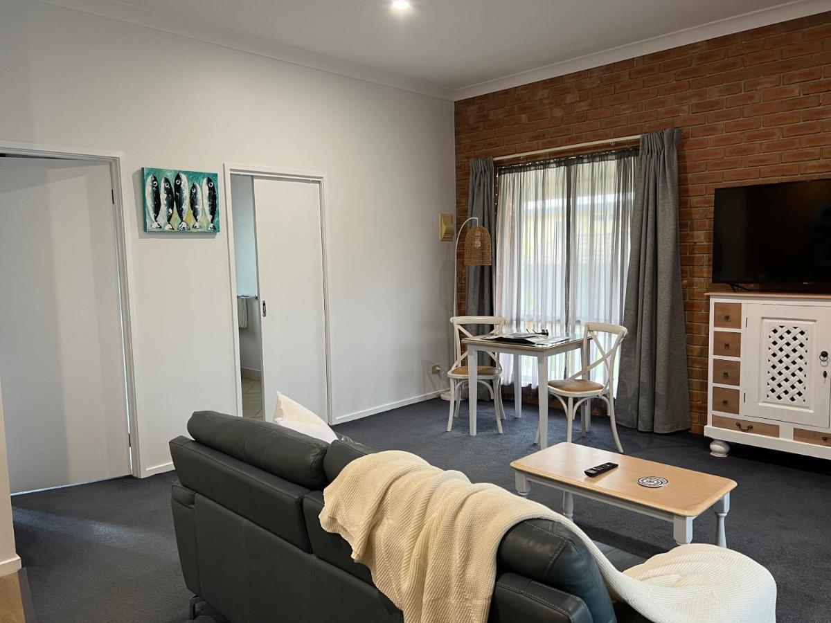 Coastal Waters Motor Inn Lakes Entrance Esterno foto